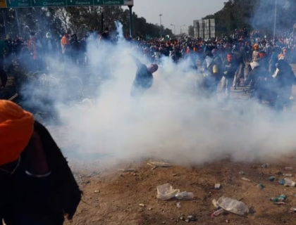 ہندوستانی سیکورٹی فورسز نے دہلی جانے والے احتجاجی کسانوں پر آنسو گیس فائر کی۔