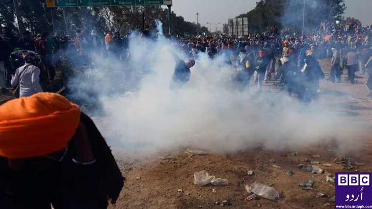 ہندوستانی سیکورٹی فورسز نے دہلی جانے والے احتجاجی کسانوں پر آنسو گیس فائر کی۔
