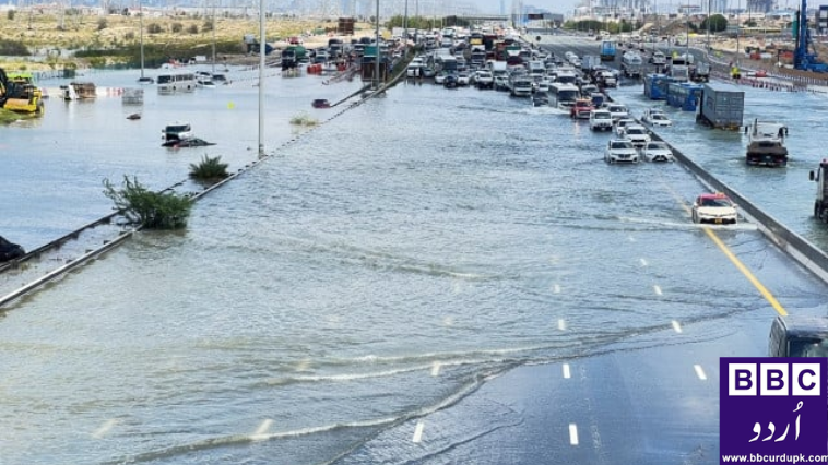 سیلاب زدہ متحدہ عرب امارات نے مہاکاوی بارش کے طوفان کی قیمت گنتی ہے، ہوائی اڈے کو اب بھی رکاوٹوں کا سامنا ہے۔