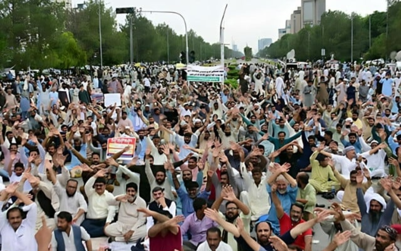 وزیر صنعت کی یقین دہانی کے بعد یوٹیلٹی سٹورز ملازمین نے دھرنا ختم کر دیا۔