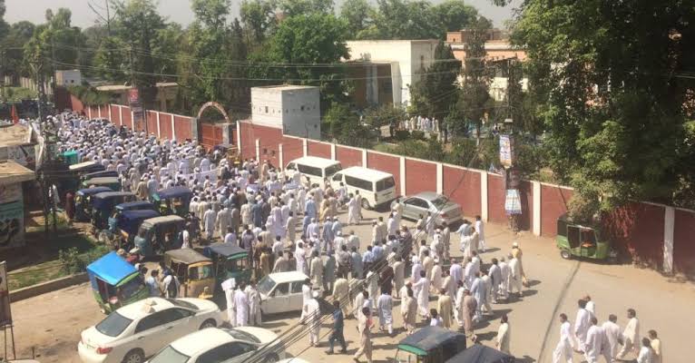 خیبرپختونخوا نے احتجاج کرنے والے سکول اساتذہ کو معطل کر دیا۔