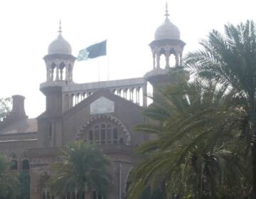 LHC نے مزید اسکول بسوں کا حکم دیا اور ٹائر جلانے والے پلانٹس کے خلاف کریک ڈاؤن کیا۔