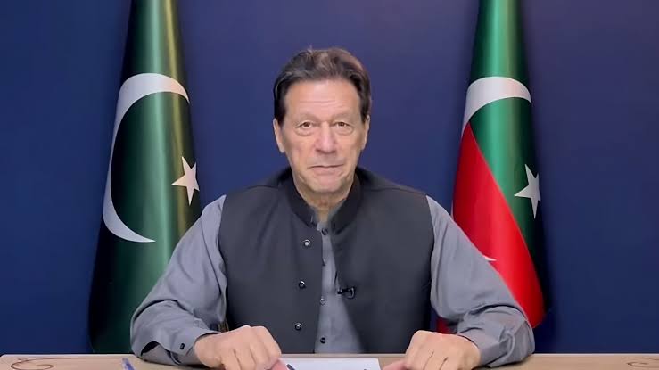 سابق وزیر اعظم عمران خان کی اڈیالہ جیل میں میڈیا اور وکلا سے گفتگو