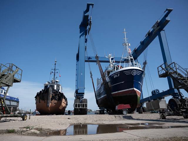 Over 30 injured after oil tanker, cargo ship collide off English coast