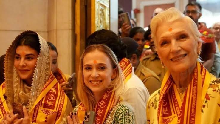 جیکولین فرنینڈس نے ایلون مسک کی والدہ مائے مسک کے ساتھ سدھی ونائک مندر کا دورہ کیا
