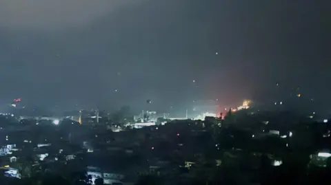 بھارت نے پاکستان اور پاکستان کے زیر انتظام کشمیر پر فضائی حملے شروع کر دیے۔