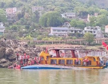 چین میں سیاحوں کی کشتی الٹنے سے 3 افراد ہلاک، 60 اسپتال میں داخل۔