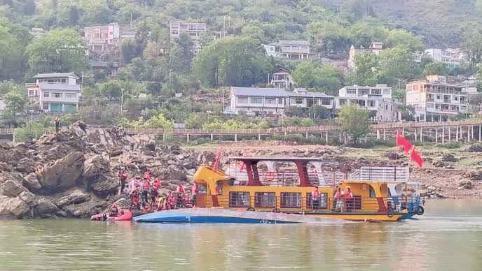 چین میں سیاحوں کی کشتی الٹنے سے 3 افراد ہلاک، 60 اسپتال میں داخل۔