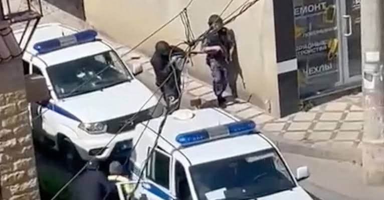 روس کے شہر داغستان میں ٹریفک گشت پر مسلح افراد کے حملے میں تین پولیس اہلکار ہلاک ہو گئے۔