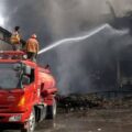 کراچی کے علاقے لانڈھی میں فیکٹری میں آگ لگنے سے 5 فائر فائٹرز زخمی ہوگئے