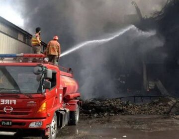 کراچی کے علاقے لانڈھی میں فیکٹری میں آگ لگنے سے 5 فائر فائٹرز زخمی ہوگئے