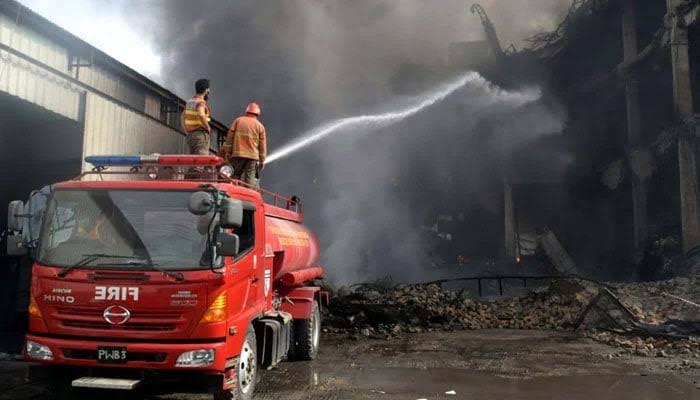 کراچی کے علاقے لانڈھی میں فیکٹری میں آگ لگنے سے 5 فائر فائٹرز زخمی ہوگئے