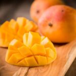دن میں 2 آم پوسٹ مینوپاسل دل کی صحت میں مدد کر سکتے ہیں۔