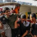 ہسپتالوں کا کہنا ہے کہ غزہ میں امداد کی تلاش میں درجنوں فلسطینی ہلاک ہو گئے