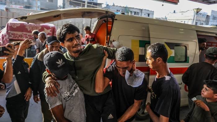 ہسپتالوں کا کہنا ہے کہ غزہ میں امداد کی تلاش میں درجنوں فلسطینی ہلاک ہو گئے