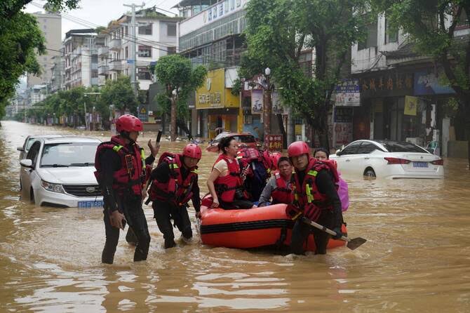 Guizhou صوبہ ایک بار پھر سیلاب کی زد میں آ گیا جب ندی کے کنارے شہر ڈوب گیا۔