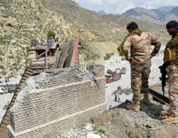 بلوچستان میں بارودی سرنگ کے دھماکے میں ہائی وے پولیس کے تین اہلکار زخمی ہوگئے۔
