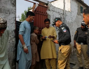 کراچی کے علاقے سہراب گوٹھ میں افغان باشندوں کی جانب سے خالی کیے گئے مکانات کو مسمار کرنے کے لیے پولیس کا آپریشن جاری ہے۔