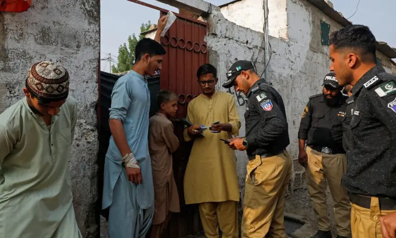کراچی کے علاقے سہراب گوٹھ میں افغان باشندوں کی جانب سے خالی کیے گئے مکانات کو مسمار کرنے کے لیے پولیس کا آپریشن جاری ہے۔