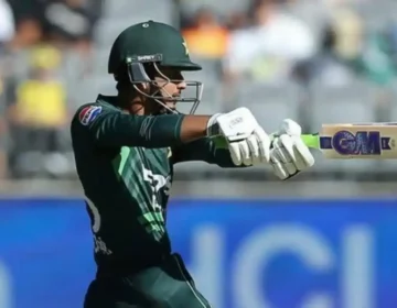 صائم نے نصف سنچری اسکور کی، تیز گیند بازوں نے ہنگامہ برپا کر دیا۔