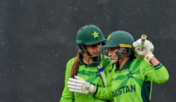 بارش نے ایک بار پھر روک دیا کیونکہ نیوزی لینڈ ورلڈ کپ میں پاکستان کو اپنی آدھی ٹیم سے شکست کا سامنا کرنا پڑا