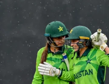 بارش نے ایک بار پھر روک دیا کیونکہ نیوزی لینڈ ورلڈ کپ میں پاکستان کو اپنی آدھی ٹیم سے شکست کا سامنا کرنا پڑا