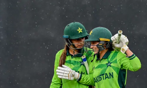 بارش نے ایک بار پھر روک دیا کیونکہ نیوزی لینڈ ورلڈ کپ میں پاکستان کو اپنی آدھی ٹیم سے شکست کا سامنا کرنا پڑا