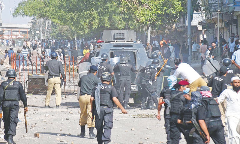 لاہور میں ٹی ایل پی کے مظاہرین کا مارچ ، پولیس کے ساتھ جھڑپوں کی اطلاع ۔