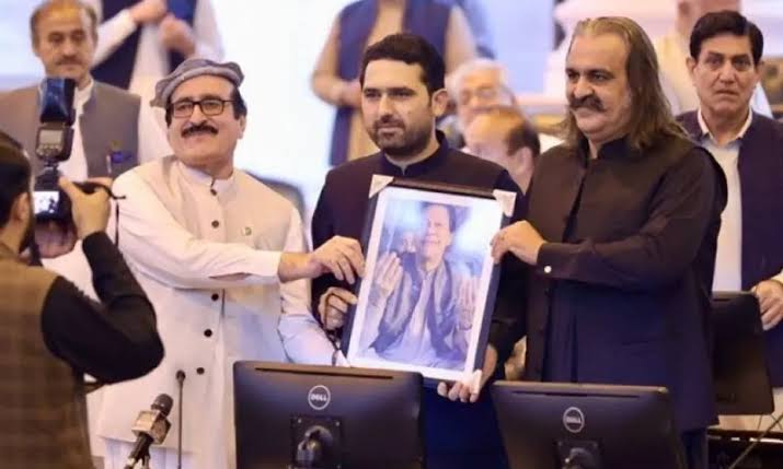اپوزیشن کے واک آؤٹ سے سیشن میں پی ٹی آئی کے سہیل آفریدی کے پی کے وزیراعلیٰ