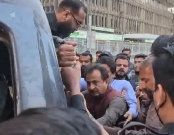 کے پی سی کے احتجاج کے بعد کراچی پولیس نے پی ٹی آئی کے 24 رہنماؤں اور کارکنوں کو عارضی طور پر حراست میں لے لیا۔