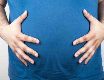 چھپی ہوئی پیٹ کی چربی جو خاموشی سے آپ کے دماغ کو بڑھا دیتی ہے۔