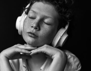 کیوں کچھ لوگ موسیقی سے کچھ محسوس نہیں کرتے: سائنسدانوں نے دماغ کے نایاب منقطع ہونے کا انکشاف کیا۔