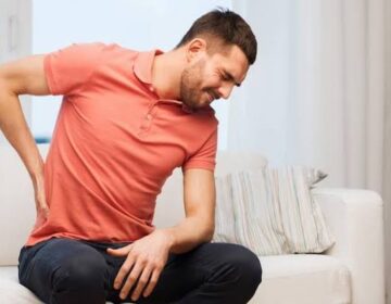 کمر درد کی خرافات ڈاکٹر لوگوں سے التجا کر رہے ہیں کہ وہ یقین کرنا چھوڑ