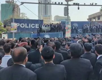 کراچی میں کارونجھر پہاڑیوں کے تحفظ کے لیے وکلا کا احتجاج