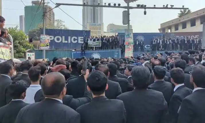 کراچی میں کارونجھر پہاڑیوں کے تحفظ کے لیے وکلا کا احتجاج