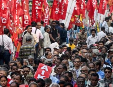 ہزاروں ٹریڈ یونین ورکرز بھارت کے نئے لیبر کوڈز کے خلاف احتجاج کر رہے