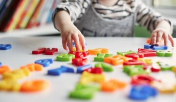 100 سال پرانا تدریسی طریقہ جو جدید پری اسکولوں سے بہتر کارکردگی کا مظاہرہ کر رہا ہے