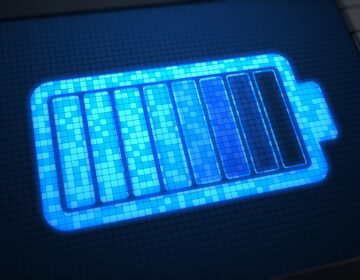 سائنسدانوں نے ایک پوشیدہ بیٹری کریکنگ اسرار کو حل کیا جو عمر کو کم کرتا ہے اور آگ کا خطرہ بڑھاتا ہے