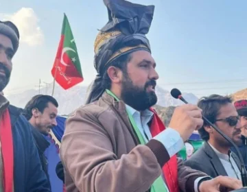 وزیراعلیٰ خیبرپختونخوا نے پولیس کو لاہور جانے کے راستے میں رکاوٹیں کھڑی کرنے پر تنقید کی۔