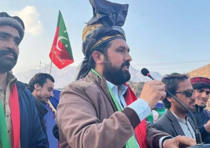 وزیراعلیٰ خیبرپختونخوا نے پولیس کو لاہور جانے کے راستے میں رکاوٹیں کھڑی کرنے پر تنقید کی۔