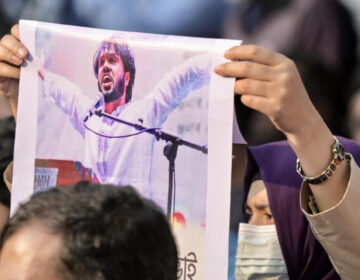 بنگلہ دیشی رہنما عثمان ہادی کے جنازے میں ہزاروں افراد نے شرکت کی