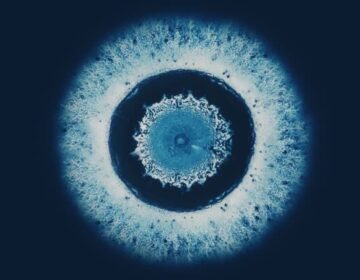 خوردبینی بوندیں ڈی این اے کے خفیہ فن تعمیر کو ظاہر کرتی ہیں۔