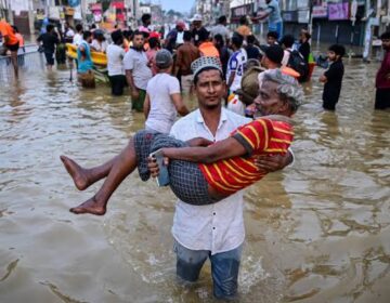 ایشیا میں سیلاب سے مرنے والوں کی تعداد 1,100 سے تجاوز کر گئی کیونکہ فوجیوں نے زندہ بچ جانے والوں کی مدد کی۔