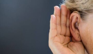 درمیانی عمر میں سماعت کی کمی ڈیمینشیا کے خطرے میں اضافہ کر سکتی ہے،