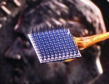 نیا کاغذی پتلا برین امپلانٹ بدل سکتا ہے کہ انسان AI کے ساتھ کیسے جڑتے ہیں۔