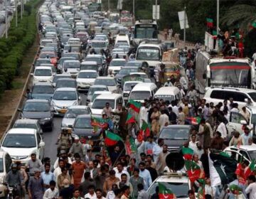 پاکستان کی آبادی کا چیلنج مزید گہرا ہوتا جا رہا ہے کیونکہ شرح نمو سست ہوتی جا رہی ہے لیکن تعداد بڑھتی جا رہی ہے: رپورٹ