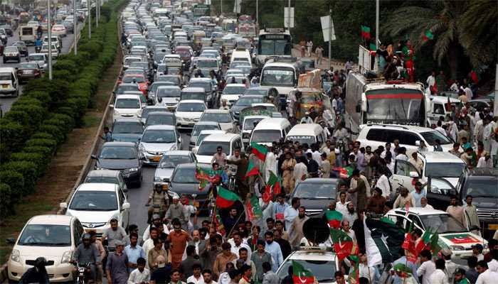 پاکستان کی آبادی کا چیلنج مزید گہرا ہوتا جا رہا ہے کیونکہ شرح نمو سست ہوتی جا رہی ہے لیکن تعداد بڑھتی جا رہی ہے: رپورٹ