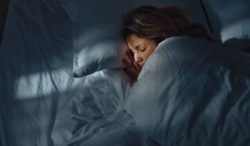 تحقیق کہتی ہے کہ نیند لمبی عمر کے لیے خوراک، ورزش، سماجی تعلقات سے زیادہ اہم ہے۔