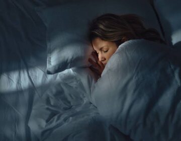 تحقیق کہتی ہے کہ نیند لمبی عمر کے لیے خوراک، ورزش، سماجی تعلقات سے زیادہ اہم ہے۔