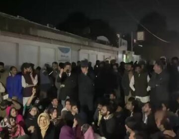 'جہاں روکا جائے گا وہاں بیٹھیں گے': عمران کی بہنوں اور پی ٹی آئی کارکنوں کا راولپنڈی کی اڈیالہ جیل کے قریب دھرنا جاری